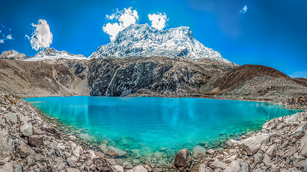Türkisblauer See in den steinigen Bergen der Anden
