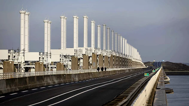 © dpa Das Oosterschelde-Sperrwerk ist Teil der Deltawerke.