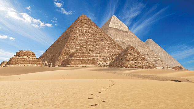 Pyramiden von Gizeh in der Wüste 