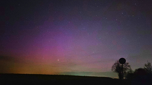 Mit dem bloßen Auge ist die leicht violette bis rötliche Färbung in den frühen Morgenstunden Wolfsburg zu erahnen. 