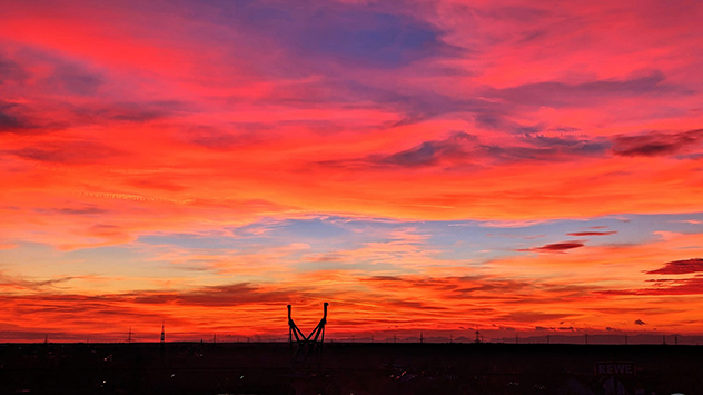 Wolken über Nußloch in knalligen Lila- und Rotfarben nach Sonnenuntergang
