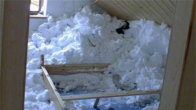 Durch die mit der Lawine verbundene enorme Druckwelle dringt der Schnee selbst durch kleinste Ritzen in die Häuser ein.