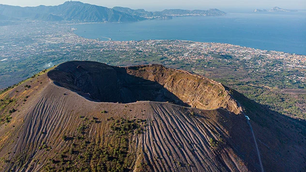 Der Vesuv unweit von Neapel ist ein Stratovulkan, aber er besteht aus mehreren übereinandergesetzten Vulkangenerationen.