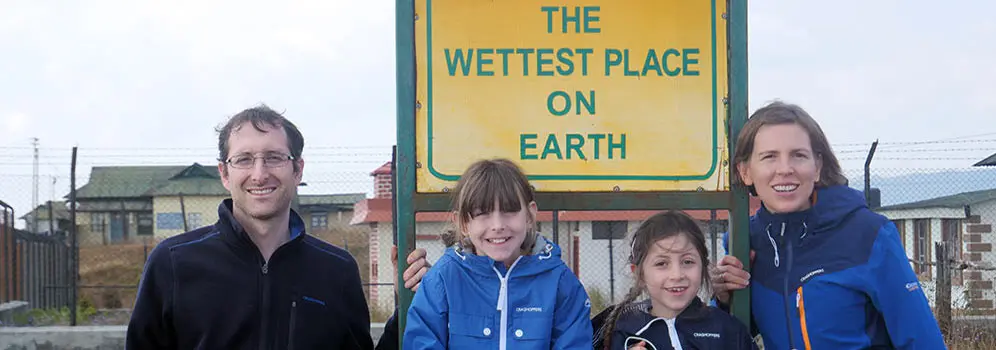 Verena und Daniel mit Naira und Marisa vor der Wetterstation in Mawsynram in Indien. 