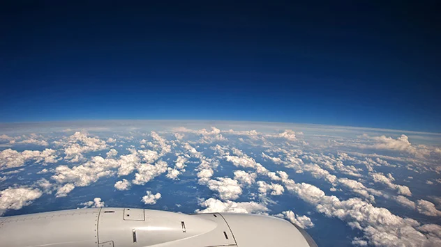 Wolkenstraßen vom Flugzeug aus gesehen
