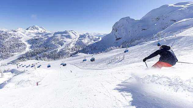 Skifahrer auf einer Piste in Nassfeld