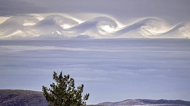 Wie Wellen auf dem Meer scheinen diese Wolken über den Himmel zu rauschen. 