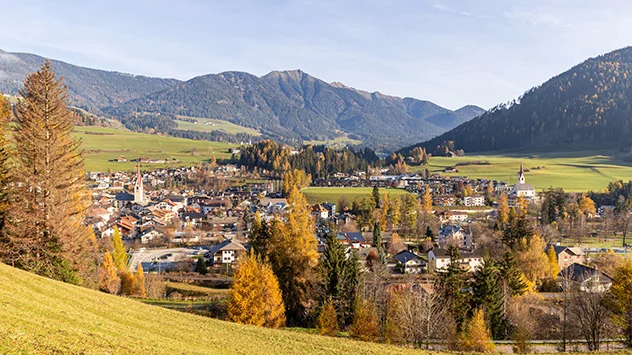 Aktivitäten in der Dolomiten Panoramaregion im Herbst - Bild: TG Gsiesertal / Kamilla Photography Blick auf Ort im Tal und die herbstliche Landschaft