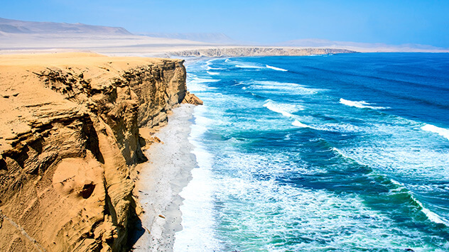 Steilküste mit Strand in Peru