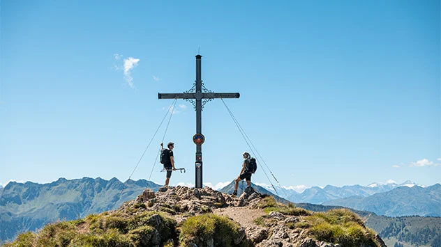 Paar auf dem Gipfelkreuz der Gratlspitze