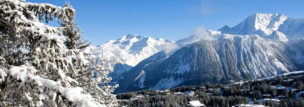 Ausblick in ein schneebedecktes Tal in Trois Vallées