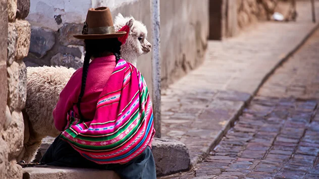 Peruanisches Mädchen mit Lama