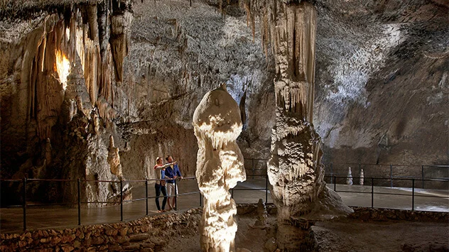 Besucher in der Tropfsteinhöhle von Postojna