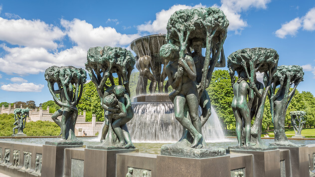 Bronzene Skulpturen von Gustav Vigeland an einem Brunnen
