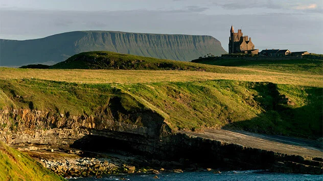 Grüne Landschaft mit altem Schloss