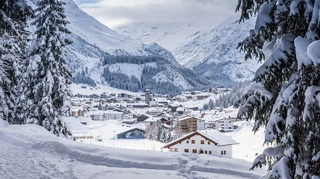 Blick über den winterlichen Ort Lech
