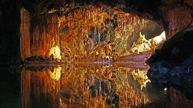 Beleuchtete Höhle leuchtet in vielen Farben