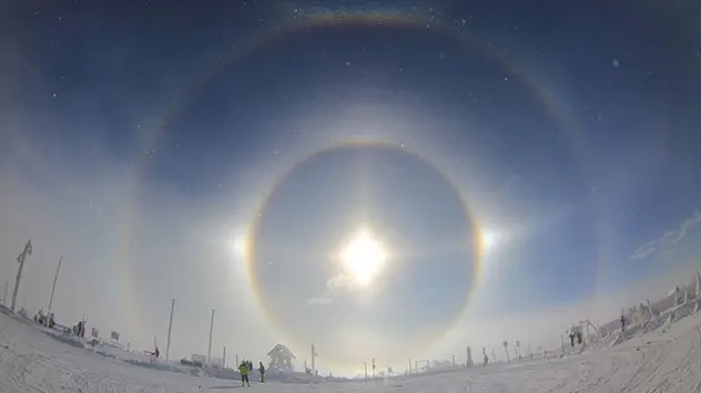 Ein 46-Grad-Halo um die Sonne in einem Skigebiet