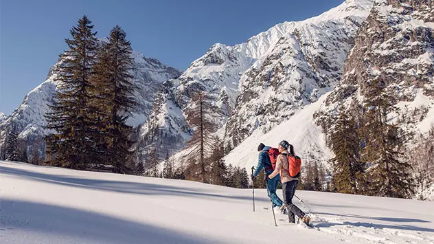 Winterwanderer in verschneiter Berglandschaft