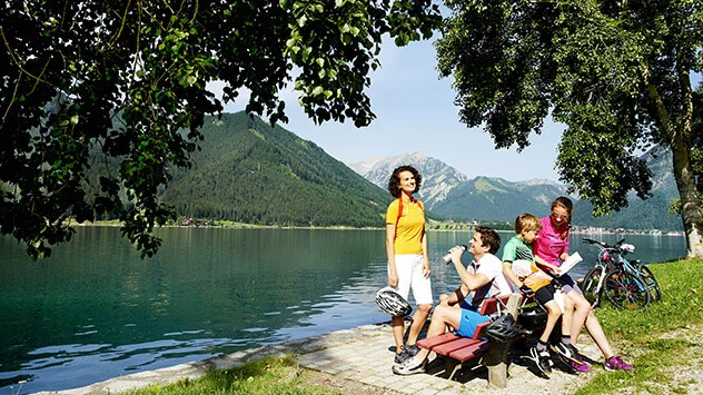 Familie macht Pause am Achensee während einer Fahrradtour