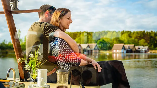 Mann und Frau entspannen beim Essen auf einem Hausboot