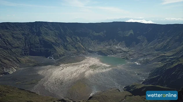 Der Blick in den Krater des Tamboras mit dem See und am rechten Rand dem kleinen Vulkan. 