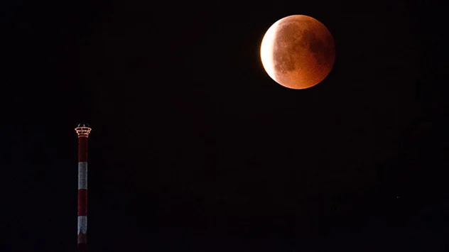 Längste totale Mondfinsternis mit rötlicher Farbe über Berliner Fensehturm