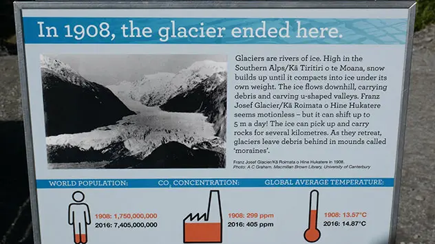 Ein Schild am Franz-Joseph Gletscher weist darauf hin, wie weit der Gletscher noch Anfang 1900 reichte