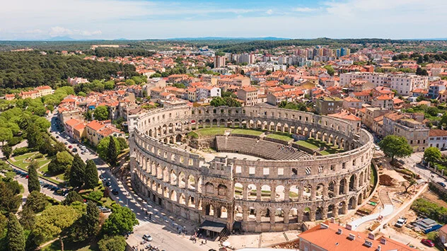 Blick auf das Amphitheater von Pula