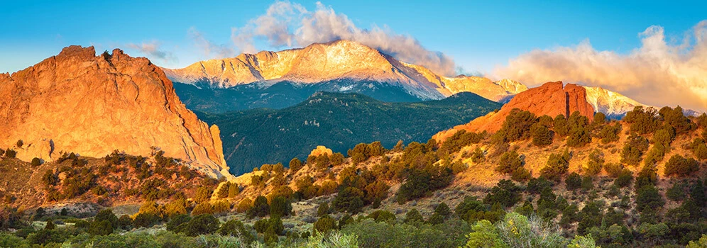 Sonnenuntergang über dem Garden of Gods und and Pikes Peak in Colorado Springs