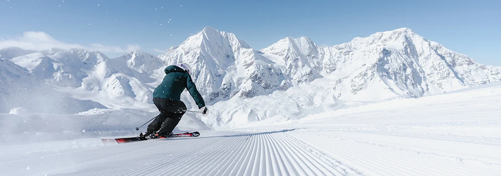 Winterurlaub im Südtiroler Ortlergebiet - © IDM Südtirol/Thomas Monsorno Skifahrer auf einer gut präparierten Piste, im Hintergrund die Alpen