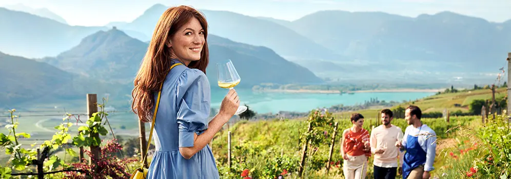 Weingenuss zwischen Reben mit Blick auf den Kalterer See