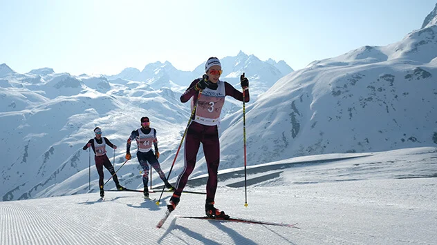 Skilangläufer beim Anstieg bei den Galtür Nordic Volumes