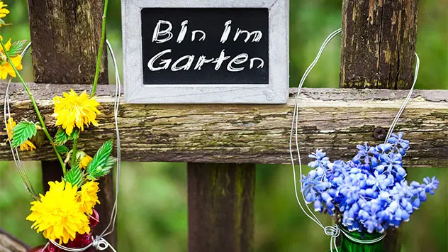 Ein Schild mit dem Hinweis "Bin im Garten"