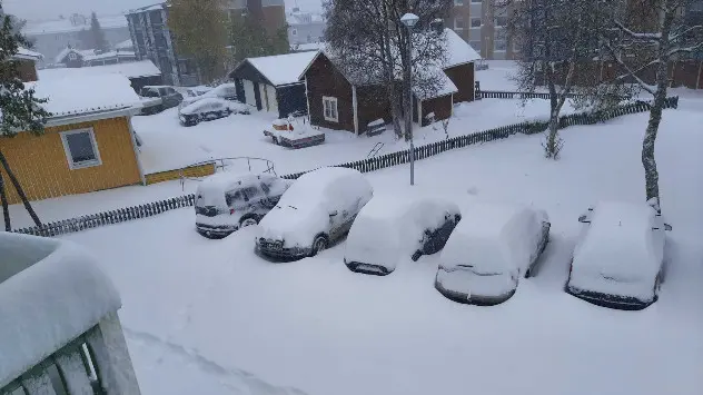 Locuitorii din Kiruna, Suedia, s-au trezit miercuri dimineață cu un strat de 35cm de zăpadă.