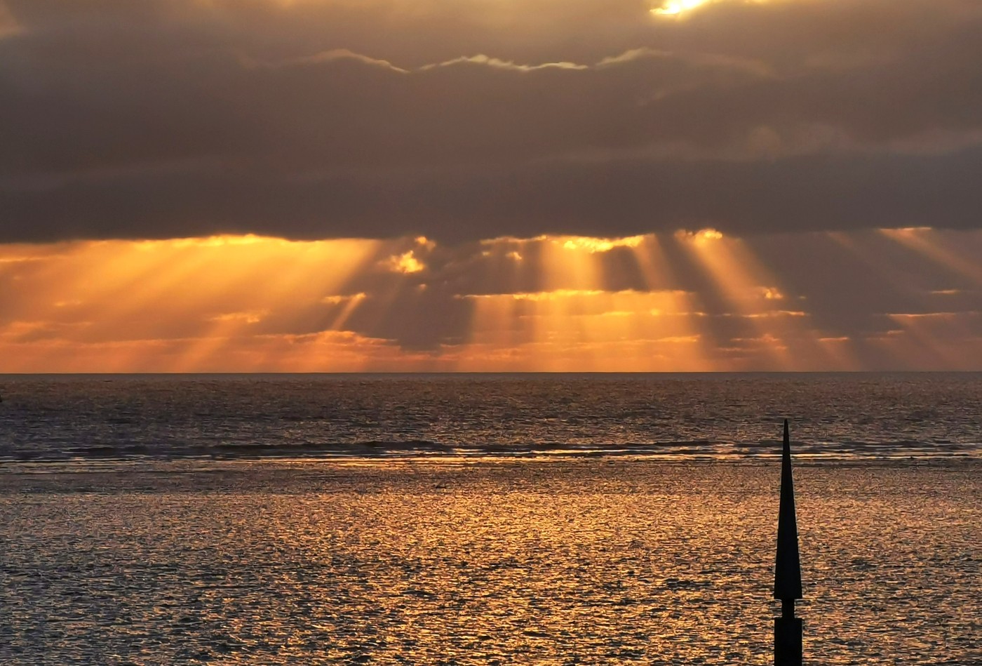 EarthSky  Crepuscular rays: Photos from our readers