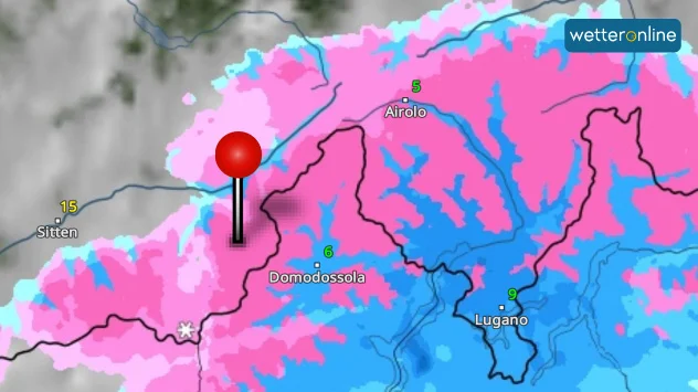 Das WetterRadar zeigt kräftige Schneefälle im Simplongebiet. In tieferen Lagen regnet es anhaltend.