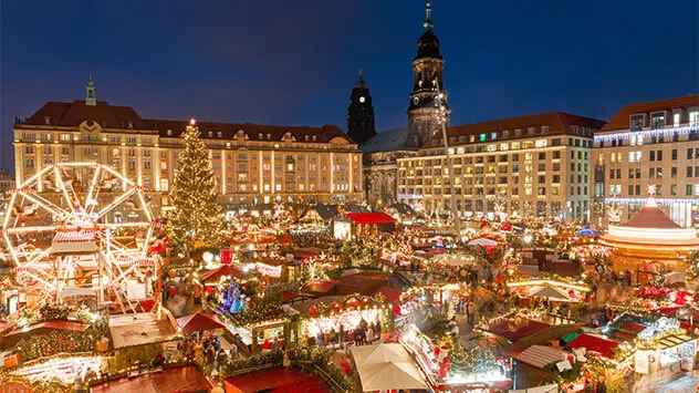 Buntes Treiben auf dem hellerleuchteten Weihnachtsmarkt in Dresden