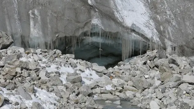 Apa se scurge pe sub ghețarul Khumbu din Nepal, pe măsură ce gheața se topește.