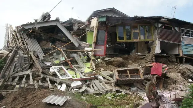 Les débris s'accumulent autour de la ville de Cianjur, au sud-ouest de Jakarta. - © dpa