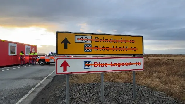 skilte overstreget og politi spørrer vejen til Grindavik og den Blå Lagune