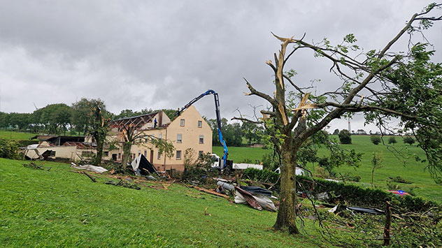 Der Tornado hat den Ort gegen 15:45 Uhr am Donnerstagnachmittag getroffen. 