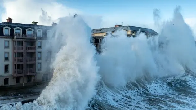 Las olas superaron la altura de varias viviendas en Francia. 