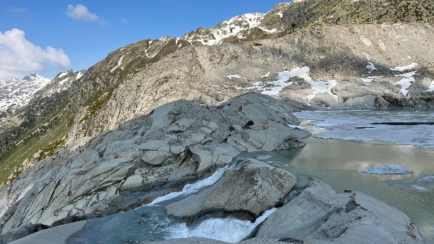 Das Schmelzwasser fliesst vom Gletschersee talwärts.