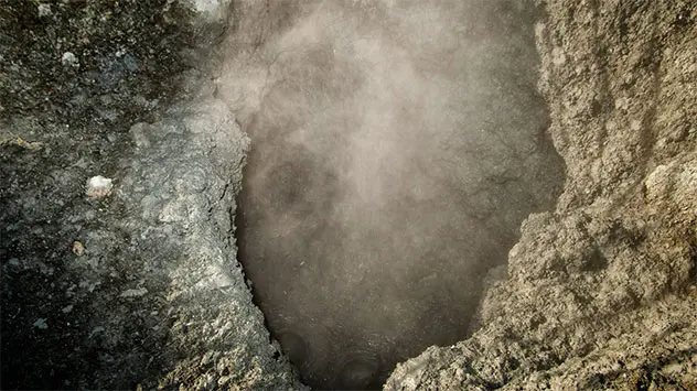 Der Solfatara di Pozzuoli ist ein Krater der vierzig Vulkane, die die Phlegräischen Felder bilden. 