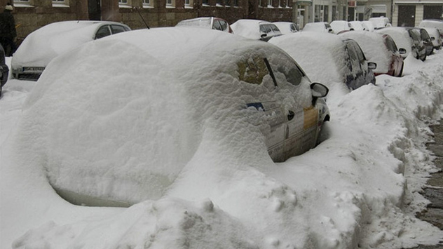 Im Osten des Landes schneit es über die Weihnachtstage noch weiter. Dort muss so manches Auto mühsam ausgegraben werden.