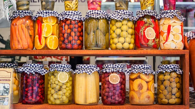 Regionales Obst und Gemüse im Sommer: Lagerung und Haltbarmachung Regal mit Gläsern gefüllt mit eingelegtem Obst und Gemüse