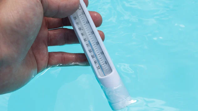 Thermometer im Wasser