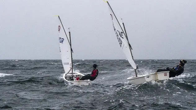 Zwei Segler segeln bei starken Wind auf dem Meer