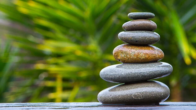 Gestapelte Zen-Steine in der Natur
